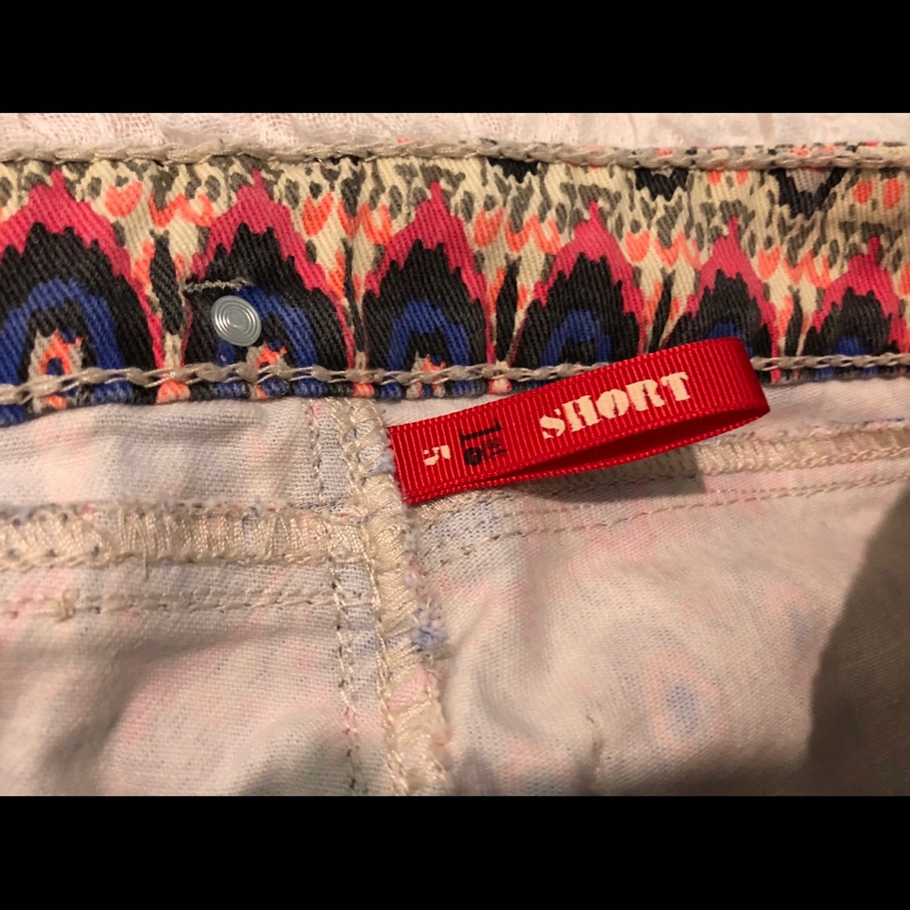 | Patterned Shorts | - Picture 6 of 6